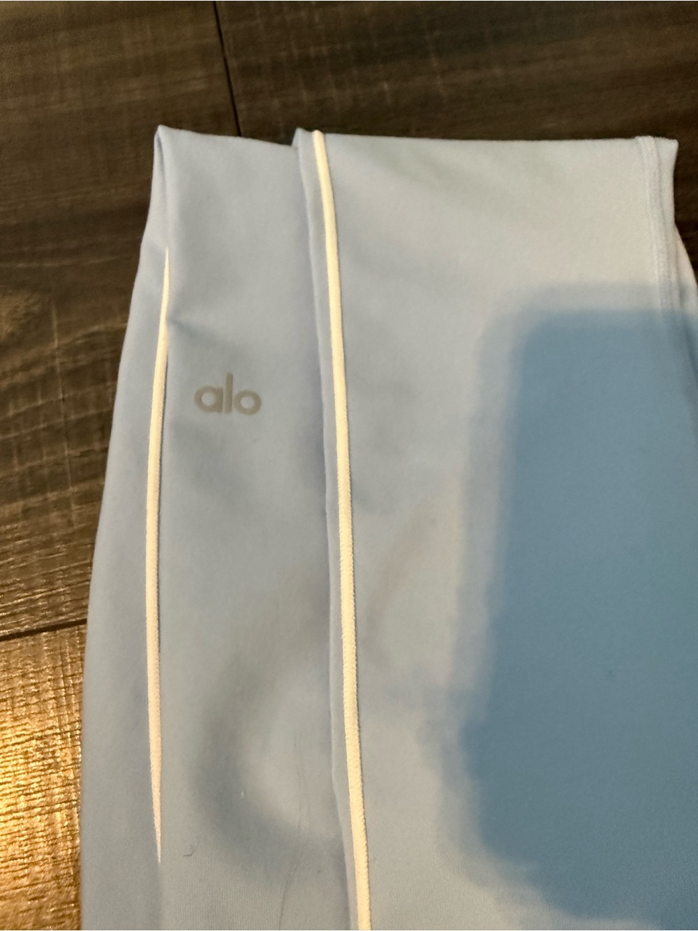 ALO Yoga Light Blue Leggings with White Piping - Picture 7 of 8